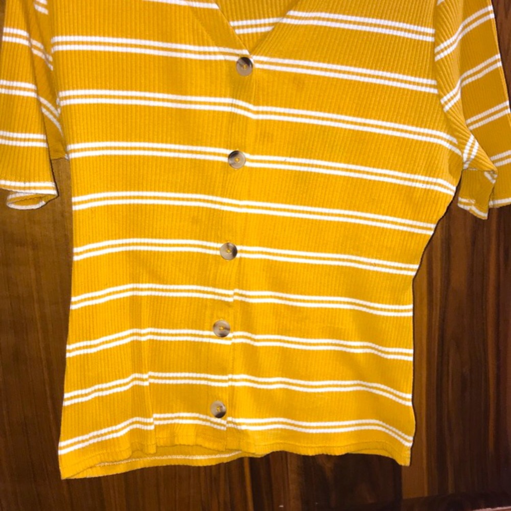 Short sleeved shirt with buttons .